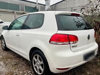 Gebraucht VW Golf VI 85 PS (62 kW) 2011 Weiß Kleinwagen