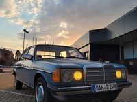 Second-hand Mercedes 200 60 CP (44 kW) 1982 Albastru Berlinǎ