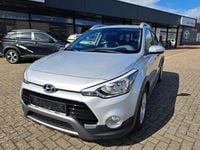 Gebraucht Hyundai i20 Active 101 PS (74 kW) 2016 Sleek silver metallic Kleinwagen