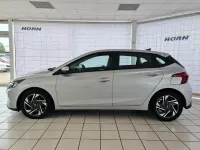 Gebraucht Hyundai i20 101 PS (74 kW) 2023 Sleek silver / met Kleinwagen