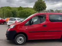 Gebraucht Nissan Evalia 90 PS (66 kW) 2010 Rot Van / Kleinbus
