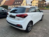 Gebraucht Hyundai i20 Advantage 101 PS (74 kW) 2020 Weiß Limousine