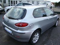 Gebraucht Alfa Romeo 147 Distinctive 105 PS (77 kW) 2001 Silber metallic Kleinwagen