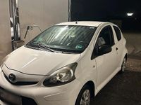 Gebraucht Toyota Aygo 68 PS (50 kW) 2012 Weiß Kleinwagen