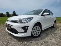 Używany Kia Rio 84 KM (61 kW) 2022 Biały Sedan/Limuzyna