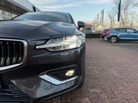 Gebraucht Volvo V60 Plus 197 PS (144 kW) 2022 Platinum grey metallic Kombi