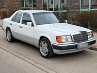 Używany Mercedes E220 150 KM (110 kW) 1993 Biały Sedan/Limuzyna