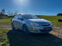 Używany Opel Astra 140 KM (102 kW) 2011 Srebrny Sedan/Limuzyna