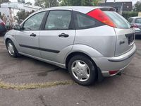 Gebraucht Ford Focus Trend 101 PS (74 kW) 2002 Silber Limousine