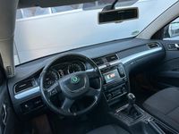 Używany Skoda Superb Elegance 140 KM (102 kW) 2012 Czarny Kombi