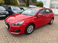 Gebraucht Hyundai i30 Pure 99 PS (72 kW) 2020 Rot Limousine
