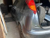 Usata Ford Focus 101 CV (74 kW) 2004 Grigio Utilitaria