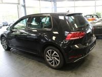 Gebraucht VW Golf VII Comfortline 110 PS (80 kW) 2017 Deep black pearlescent metalli Limousine