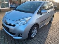 Gebraucht Toyota Verso-S Comfort 99 PS (72 kW) 2011 Silber Van / Kleinbus