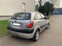 Gebraucht Kia Rio 97 PS (71 kW) 2009 Silber Kleinwagen