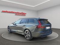 Neu Volvo V60 Plus 455 PS (334 kW) 2026 Forest lake metallic Kombi