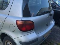 Usado Toyota Yaris 65 HP (47 kW) 2003 Prateado Sedan