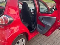 Gebraucht Toyota Aygo 68 PS (50 kW) 2010 Rot Kleinwagen