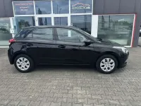 Gebraucht Hyundai i20 Select 84 PS (61 kW) 2016 Phantom black Kleinwagen