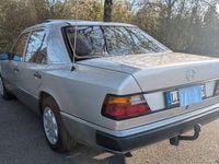 Second-hand Mercedes E230 132 CP (97 kW) 1991 Argintiu Berlinǎ