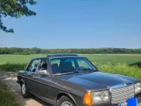 Używany Mercedes E230 136 KM (100 kW) 1983 Szary Sedan/Limuzyna