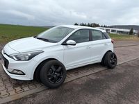 Gebraucht Hyundai i20 90 PS (66 kW) 2015 Weiß Limousine
