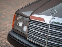 Gebraucht Mercedes 200 118 PS (86 kW) 1989 Grau Kombi