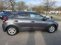 Gebraucht Hyundai i20 Passion 101 PS (74 kW) 2016 Grau Limousine