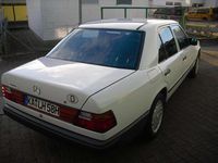 Second-hand Mercedes E200 118 CP (86 kW) 1989 Alb Berlinǎ