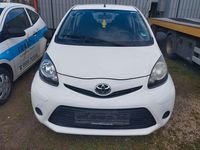 Gebraucht Toyota Aygo Basis 68 PS (50 kW) 2013 Weiß Kleinwagen