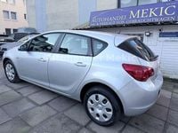 Używany Opel Astra Design Edition 87 KM (63 kW) 2012 Srebrny Sedan/Limuzyna