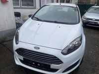 Gebraucht Ford Fiesta Ambiente 60 PS (44 kW) 2014 Frostweiß Kleinwagen