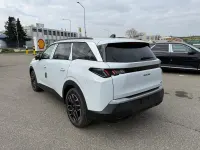 Neu Peugeot 5008 Allure 145 PS (106 kW) 2025 Perla nera schwarz metallic Van / Kleinbus