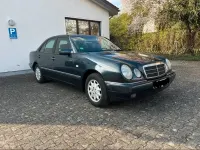 Gebraucht Mercedes E200 136 PS (100 kW) 1998 Schwarz Limousine