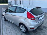 Gebraucht Ford Fiesta Ambiente 60 PS (44 kW) 2009 Silber Kleinwagen