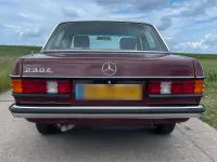Gebraucht Mercedes E230 136 PS (100 kW) 1982 Rot Limousine