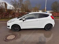 Gebraucht Ford Fiesta 101 PS (74 kW) 2013 Weiß Kleinwagen