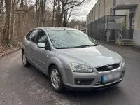 Brugt Ford Focus Ghia 101 HK (74 kW) 2005 Grå Hatchback