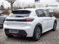 Gebraucht Peugeot e-208 Allure 100 kW (136 PS) 2023 Weiss Kleinwagen