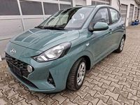 Gebraucht Hyundai i10 Select 67 PS (49 kW) 2022 Mangrove green / mic Kleinwagen