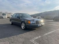 Second-hand Mercedes E220 150 CP (110 kW) 1992 Negru Berlinǎ