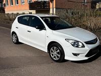 Gebraucht Hyundai i30 109 PS (80 kW) 2011 Weiß Kleinwagen