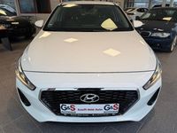 Gebraucht Hyundai i30 Pure 101 PS (74 kW) 2017 Weiß Limousine