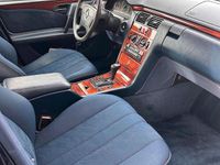 Gebraucht Mercedes E230 150 PS (110 kW) 1996 Blau Limousine