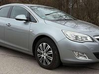 Gebraucht Opel Astra Innovation 125 PS (91 kW) 2011 Silbersee/perl silber (m2) Limousine