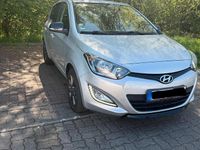 Gebraucht Hyundai i20 75 PS (55 kW) 2015 Silber Limousine