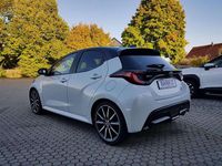 Neu Toyota Yaris Sport 92 PS (67 kW) 2025 Platinumweiß/dach schwarz Kleinwagen