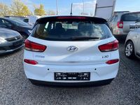 Gebraucht Hyundai i30 Pure 101 PS (74 kW) 2017 Polar white Limousine