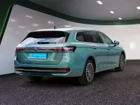Gebraucht VW Passat Elegance 150 PS (110 kW) 2025 Grün / mariposit grün Kombi
