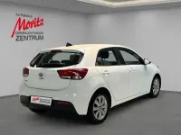 Używany Kia Rio Vision 101 KM (74 kW) 2021 Biały Sedan/Limuzyna